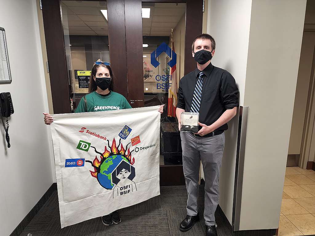 Des activistes de Greenpeace livrent des fragments carbonisés d'une tasse retrouvés sur le site de Lytton, ce village de Colombie-Britannique ravagé par les flammes durant la vague de chaleur inédite de 2021