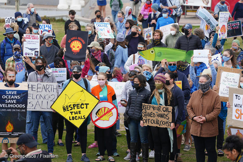 Un groupe de personnes se sont rassemblées au Cap en décembre 2021 pour protester contre le projet de Shell de procéder à des tirs sismiques au large de la Côte sauvage.