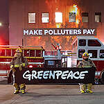 Hours before the start of COP28, Greenpeace Canada activists and supporters stand alongside a projection of the mass devastation caused by forest fires on Environmental Minister Steven Guilbeault’s office in Montreal, as a fire truck serves as a stark reminder of this summer’s wildfire season. “Make Polluters Pay” shines bright as Greenpeace is denouncing the fossil fuel industry's role in exacerbating the climate crisis, and specifically extreme weather like wildfires. Greenpeace is demanding the federal government introduce a climate damages tax on the Canadian fossil fuel industry to finance the UN Loss & Damage fund, and ensure communities hit hardest by the climate crisis will receive the essential assistance they need.
Quelques heures avant le début de la COP28, des militant·es de Greenpeace Canada ont projeté sur le bureau du ministre de l'Environnement Steven Guilbeault à Montréal des images de feux de forêt. Un camion de pompier était aussi sur place pour rappeler les dévastations massives causées par les feux de forêt de cet été. Le message "Faites payer les pollueurs" a été affiché en grand, soulignant l’indignation de Greenpeace envers l'impact de l'industrie des combustibles fossiles sur la crise climatique, incluant l'aggravation des incendies de forêt. Greenpeace appelle le gouvernement fédéral à instaurer une taxe à l'industrie canadienne des combustibles fossiles pour les dommages climatiques.. Cette mesure doit servir à financer le fonds de l'ONU pour les pertes et dommages et à assurer un soutien indispensable aux communautés les plus affectées par la crise climatique.