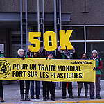Greenpeace livre une pétition en faveur d'un traité mondial sur les plastiques au ministère de l’Environnement en vue des négociations de l'ONU