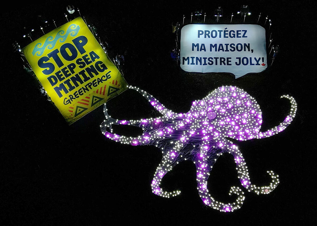 Action Lights up Island in Ottawa to Oppose Deep Sea Mining. © Andrew Jehan / Greenpeace Action Lights up Island in Ottawa to Oppose Deep Sea Mining. © Andrew Jehan / Greenpeace