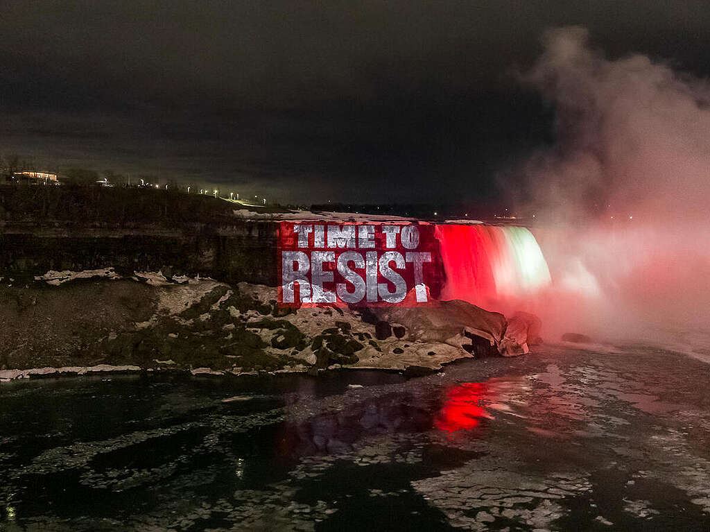Greenpeace Canada projects "Resist" onto Niagara Falls