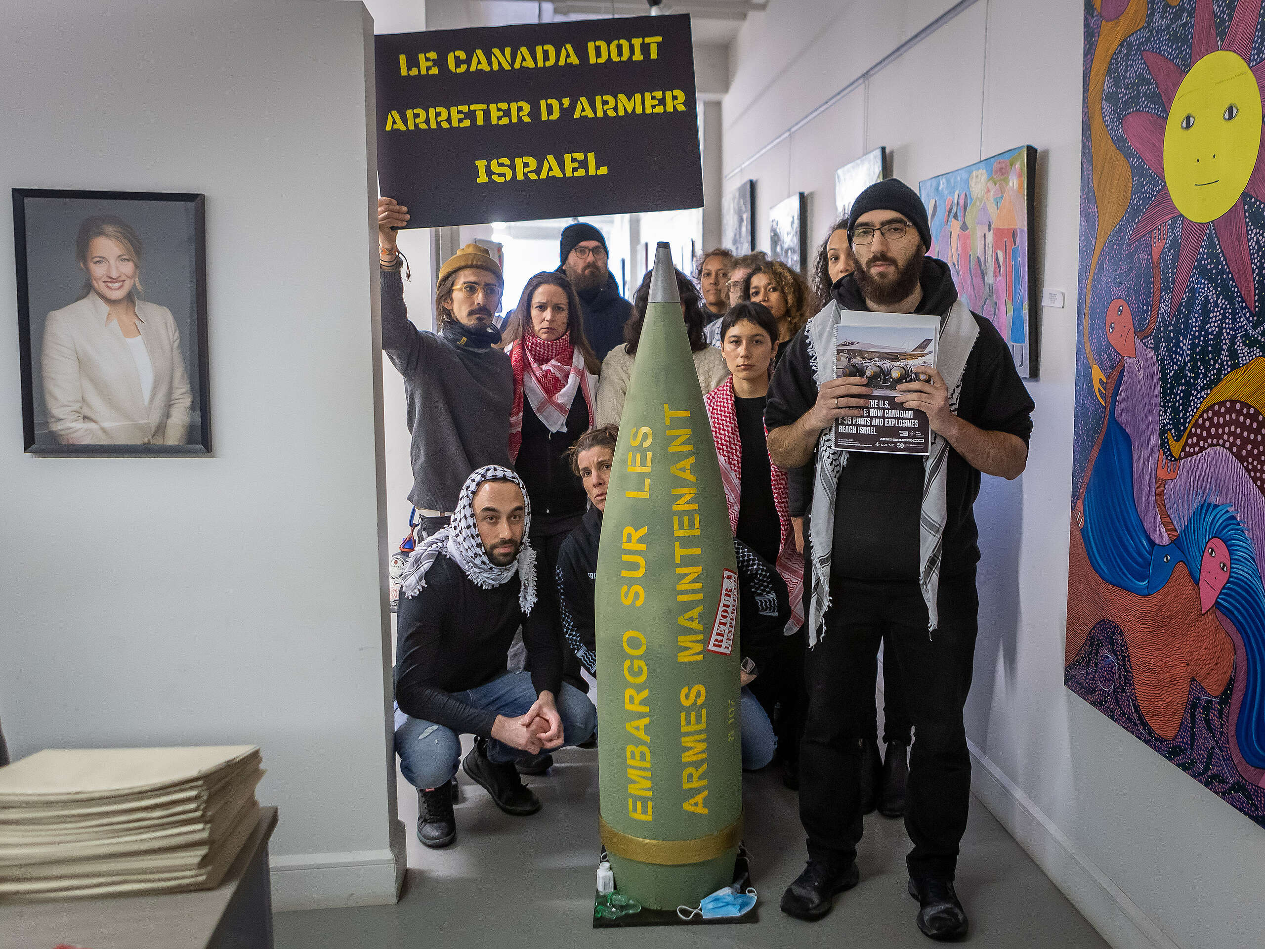 Greenpeace Canada se joint au Mouvement pour la Jeunesse Palestinienne pour remettre deux maquettes de munitions canadiennes à deux députés fédéraux, exigeant un embargo total sur les armes à destination d’Israël et l’adoption du projet de loi « Fini les failles »