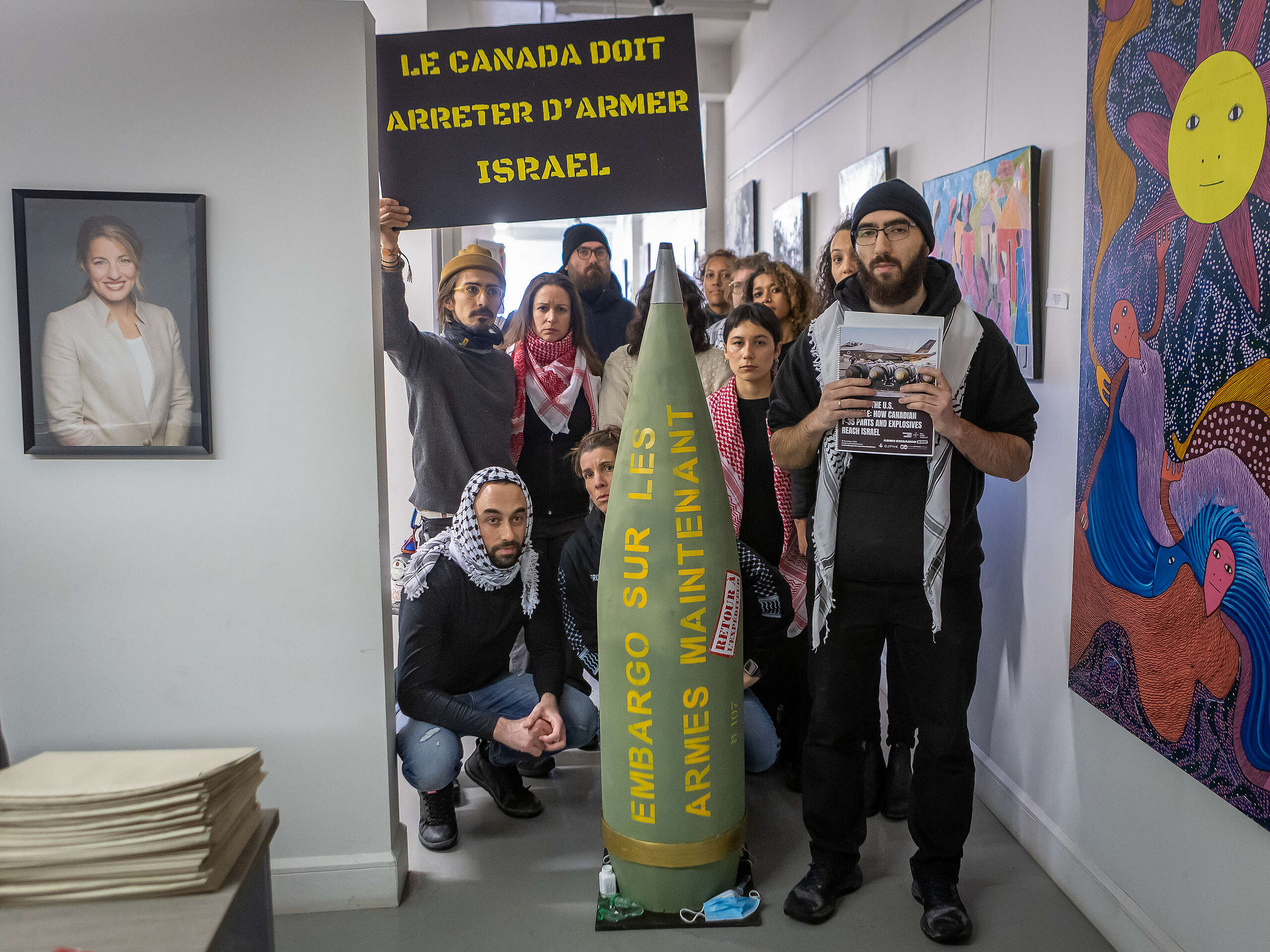 Greenpeace Canada se joint au Mouvement pour la Jeunesse Palestinienne pour remettre deux maquettes de munitions canadiennes à deux députés fédéraux, exigeant un embargo total sur les armes à destination d’Israël et l’adoption du projet de loi « Fini les failles »