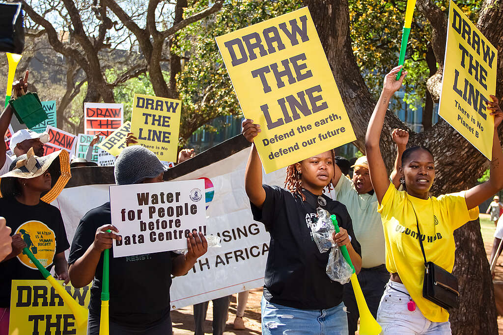 En 2025, Greenpeace Afrique a marché aux côtés d’autres organisations de la société civile pour remettre un mémorandum au maire de Johannesburg, appelant le gouvernement à faire preuve de responsabilité et de transparence en ce qui concerne la transition énergétique, l’accès à l’eau potable et la protection de l’environnement.
