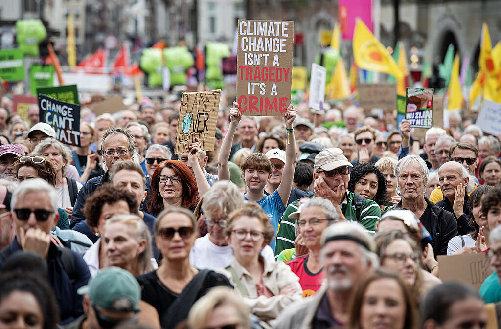 Climate March in Amsterdam Demands End to Fossil Fuel Reliance
Klimaatmars roept op: Kies voor onze toekomst, weg met fossiel!
