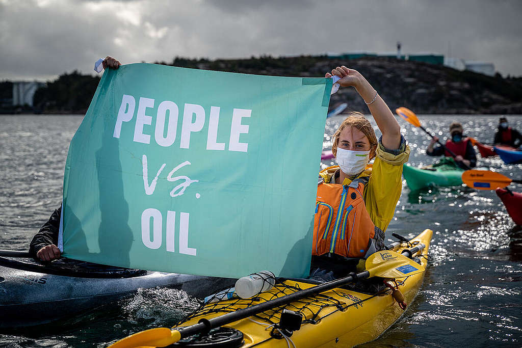 Kayakers Protest against the Expansion of Preem’s Oil Refinery in Sweden. © Edward Beskow / Greenpeace Kayakers Protest against the Expansion of Preem’s Oil Refinery in Sweden. © Edward Beskow / Greenpeace