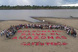 Horas antes del inicio de la cumbre de países amazónicos, Greenpeace llegó a la ciudad colombiana de Leticia junto a comunidades locales para desplegar el mensaje Bolsonaro, salva el Amazonas y exigirle al presidente brasileño un plan urgente, rápido e integral para detener los incendios que solo en agosto ya destruyeron 2,5 millones de hectáreas - © Martin Katz / Greenpeace