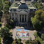 Caiozzama y Greenpeace despliegan enorme obra frente a museo.