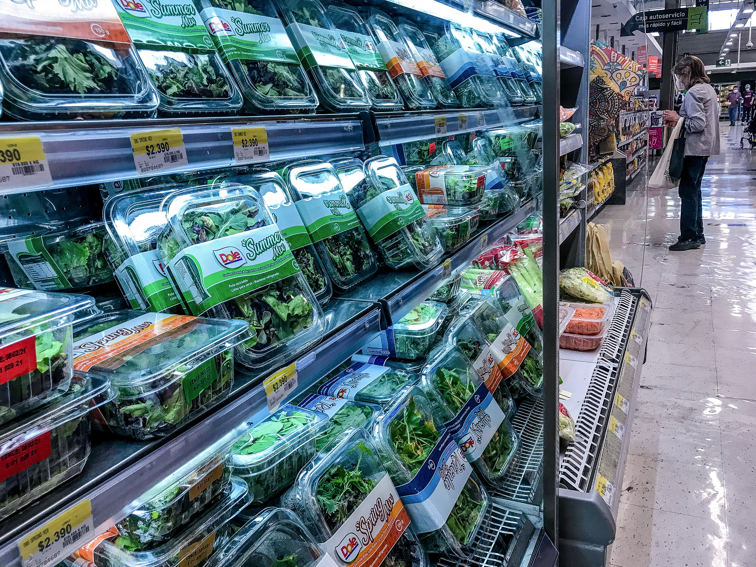Image: https://www.greenpeace.org/static/planet4-chile-stateless/2021/08/bfb781c7-plasticos-supermercados-4.jpg