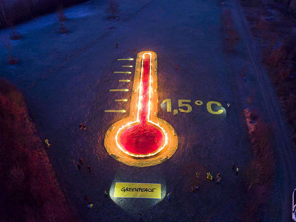 Símbolo de termómetro con la temperatura de 1,5°c en aumento