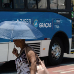 Mujer con paraguas para protegerse del sol.