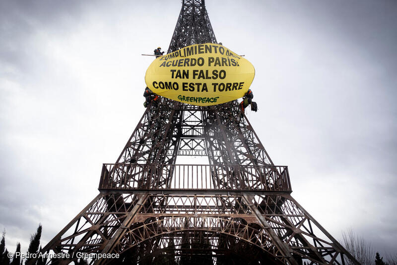 Réplica de la Torre Eiffel en Torrejón de Ardoz (Madrid) sobre la que hay colocado una pancarta gigante que dice "Cumplimiento del Acuerdo de París: tan falso como esta torre". Réplica de la Torre Eiffel en Torrejón de Ardoz (Madrid) sobre la que hay colocado una pancarta gigante que dice "Cumplimiento del Acuerdo de París: tan falso como esta torre".