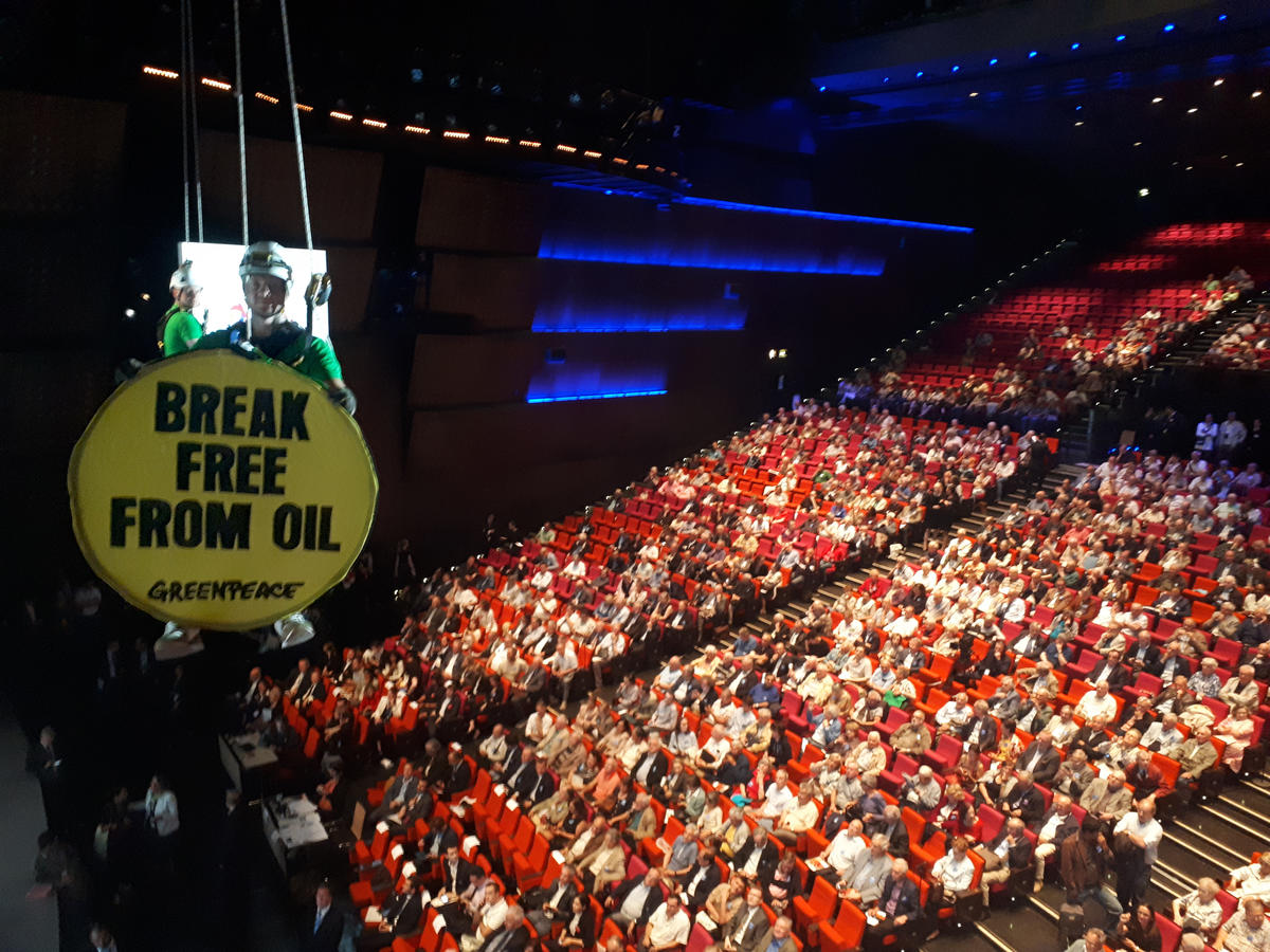 Climbing Action at Total’s AGM in Paris. © Greenpeace / ANV-COP21