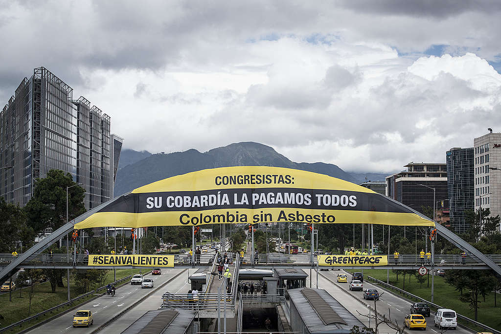 Veinte activistas de la organización ecologista Greenpeace desplegaron una pancarta con la leyenda “Congresistas: su cobardía la pagamos todos” en el puente peatonal avenida Rojas, exigiendo se sancione la ley “Ana Cecilia Niño”, que pretende liberar al país del Asbesto. -