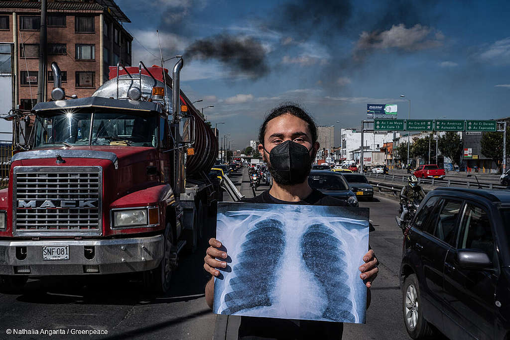 Greenpeace Colombia demanded the urgent need for the Mayor of Bogotá to ensure the right of citizens to breathe clean air and a healthy environment. Bogotá is among the 92 cities in the world that exceed the parameters of the World Health Organization regarding the exposure of people to air pollution, and is the fourth in Latin America after Santiago, Mexico City and Lima.
