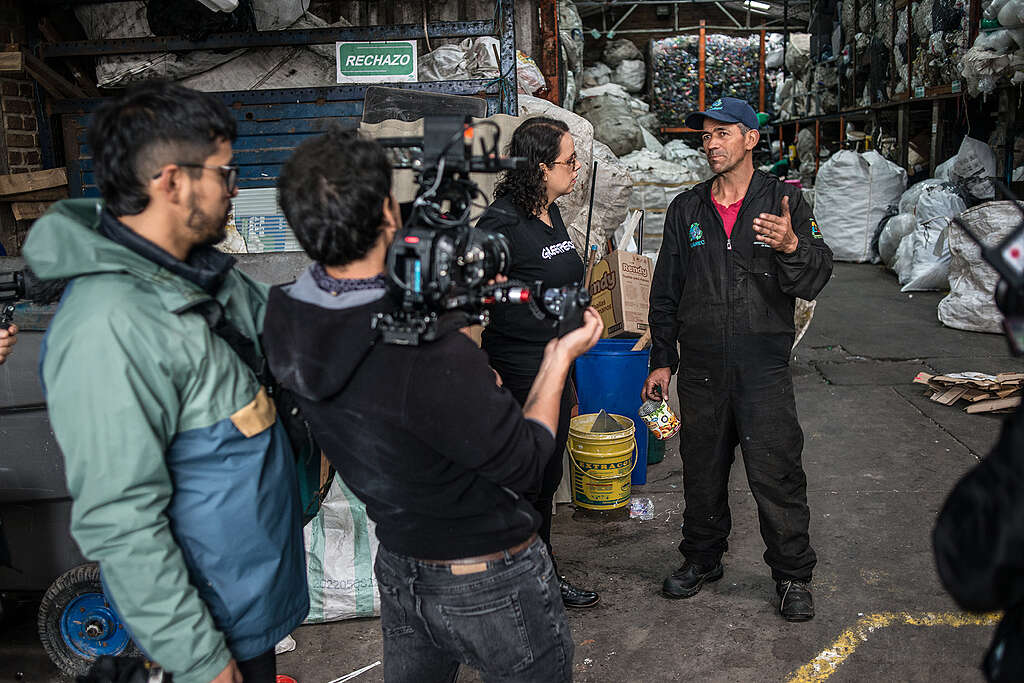 2023- En el marco de su campaña Reciclemos Bogotá, Greenpeace Colombia realizó un informe audiovisual, La Ruta de la Basura, que enmarca en un contexto ambiental, social y económico el impacto de la gestión de residuos sólidos en Bogotá, donde a diario se generan más de 9.000 toneladas de residuos, de las cuales 1600 se logran recuperar gracias al trabajo de los recicladores de oficio. 2023- En el marco de su campaña Reciclemos Bogotá, Greenpeace Colombia realizó un informe audiovisual, La Ruta de la Basura, que enmarca en un contexto ambiental, social y económico el impacto de la gestión de residuos sólidos en Bogotá, donde a diario se generan más de 9.000 toneladas de residuos, de las cuales 1600 se logran recuperar gracias al trabajo de los recicladores de oficio.