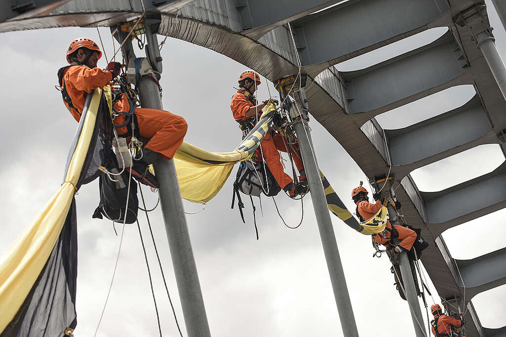 Greenpeace despliega una pancarta con la leyenda “Congresistas: su cobardía la pagamos todos” en el puente peatonal avenida Rojas, exigiendo se sancione la ley “Ana Cecilia Niño”, que pretende liberar al país del Asbesto.