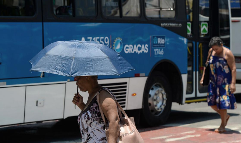 Mujer con paraguas para protegerse del sol.