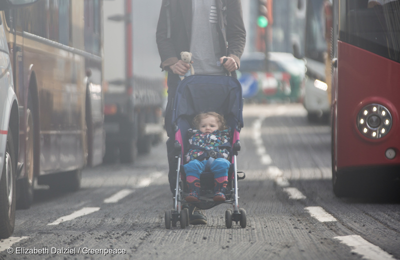 Un niño pequeño es empujado en un cochecito por una calle muy transitada en Londres. Un niño pequeño es empujado en un cochecito por una calle muy transitada en Londres.