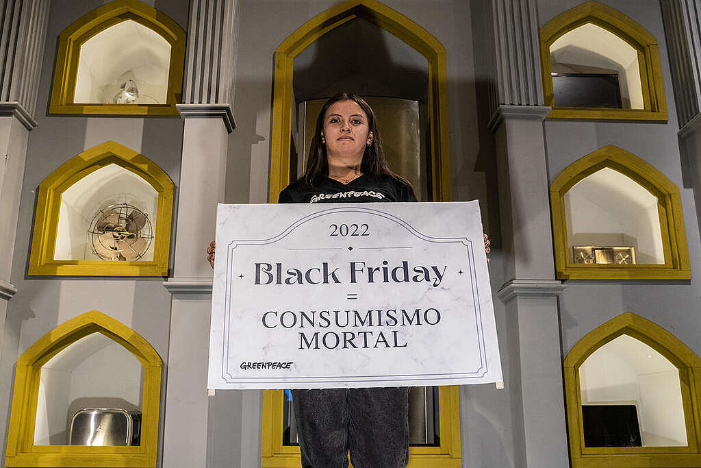 Art Installation on Black Friday's Consumerism in Bogotá. © Nathalia Angarita / Greenpeace Art Installation on Black Friday's Consumerism in Bogotá. © Nathalia Angarita / Greenpeace