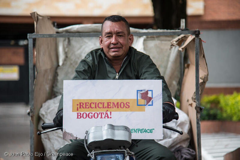 Reciclador con cartel "Reciclamos Bogotá" Reciclador con cartel "Reciclemos Bogotá"