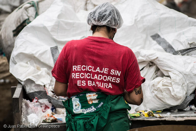 Inscripción en ropa de recicladora " Reciclaje sin recicladores es basura". Inscripción en ropa de recicladora " Reciclaje sin recicladores es basura".