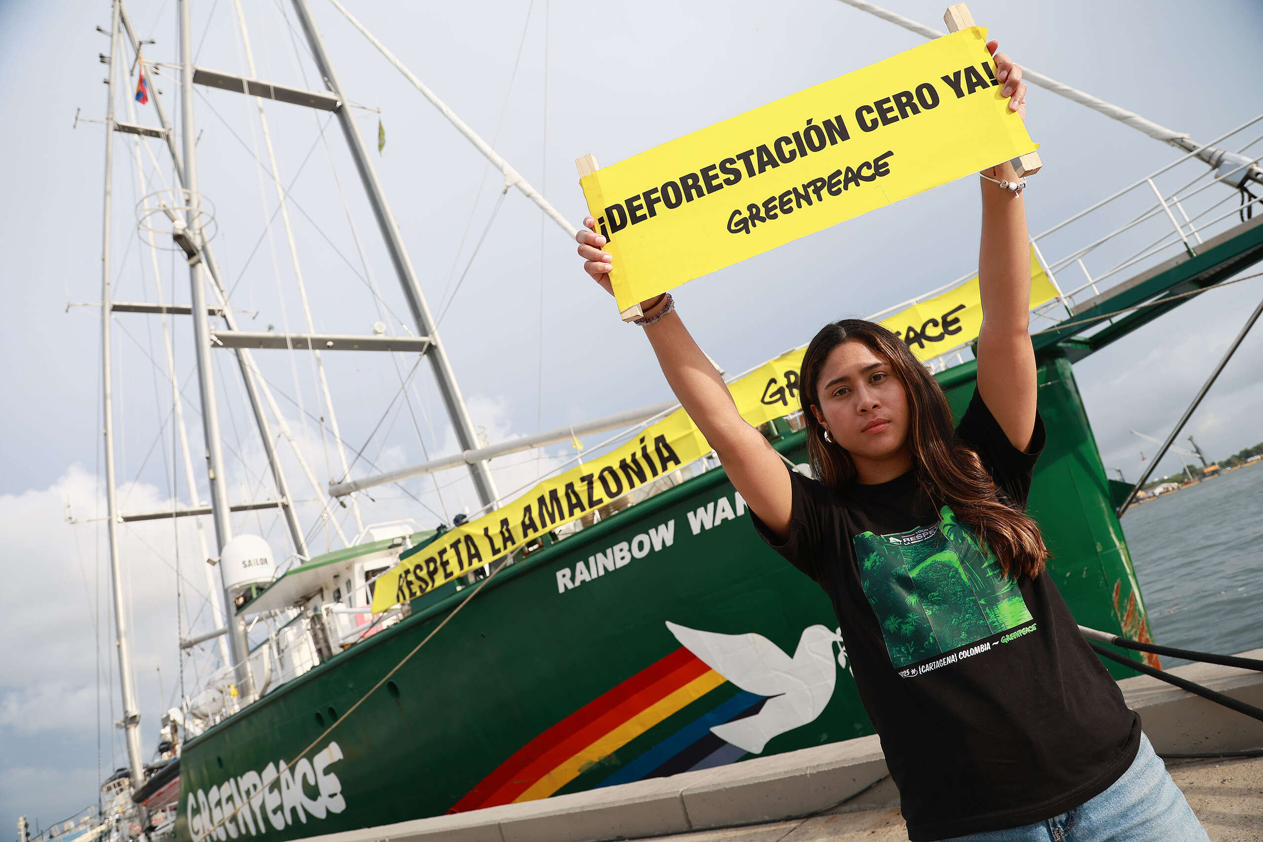 El Rainbow Warrior, barco emblemático de Greenpeace, regresa a Colombia con un llamado urgente por la Amazonía