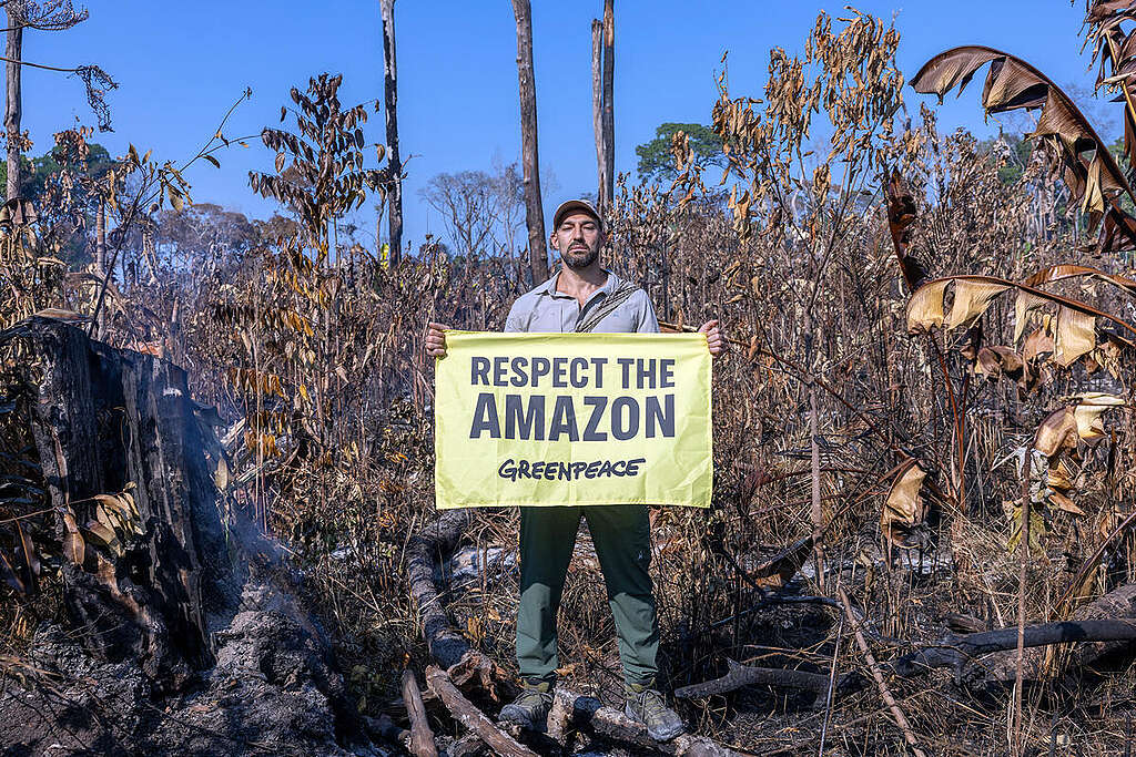 Influencer Leo Moran in the Amazon. © Marizilda Cruppe / Greenpeace