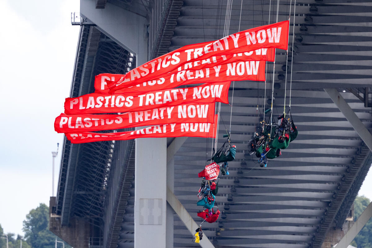 Los escaladores hacen rappel desde el puente Forth en Escocia para bloquear el petrolero INEOS en protesta por los plásticos.© Luca Marino / Greenpeace
