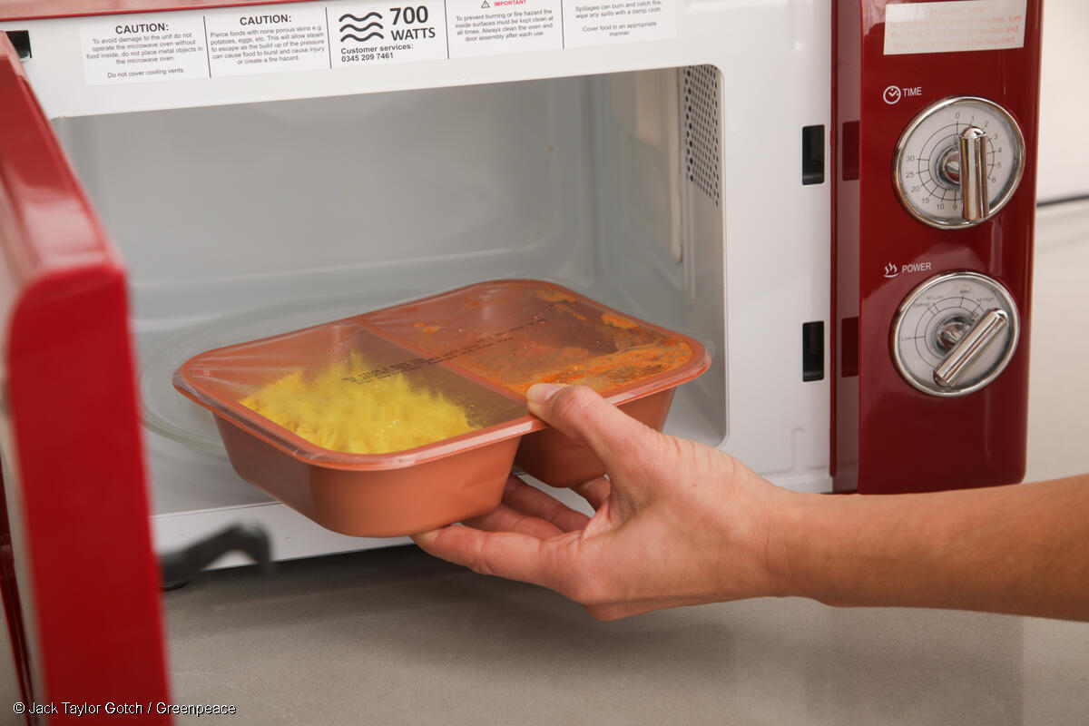 ¿Estamos ‘cocinando’ contaminación? Los riesgos de calentar comidas envueltas en plásticos en el microondas