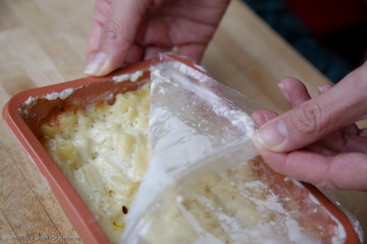 Nuevo informe alerta sobre microplásticos y químicos tóxicos en comidas preparadas calentadas en plástico