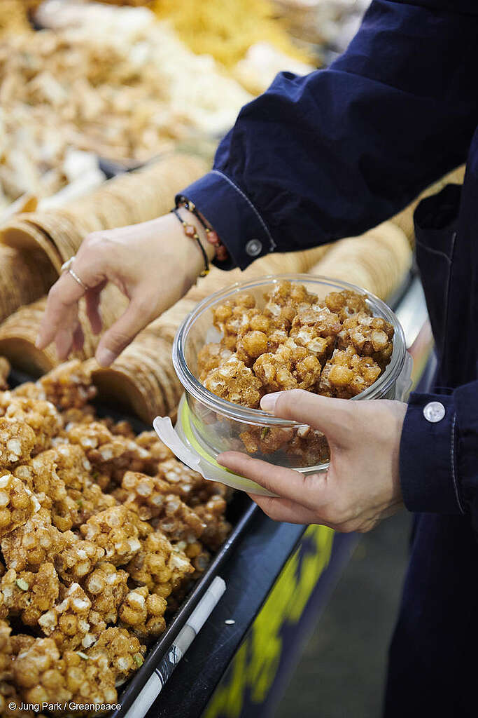 Mercado en Seúl libre de uso de plásticos de un solo uso.