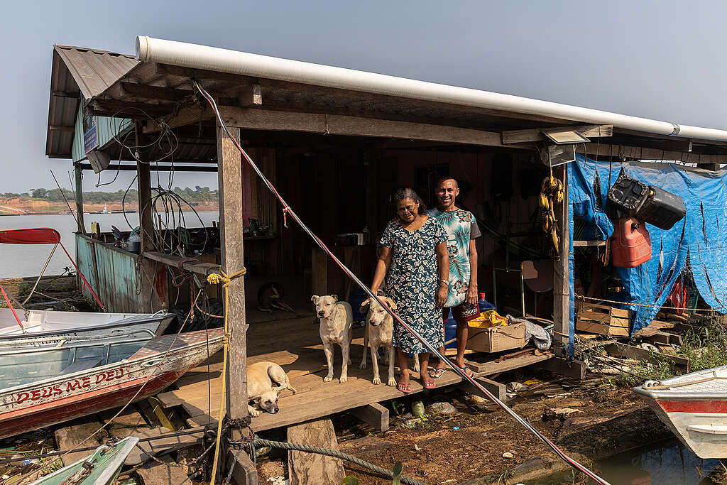 El matrimonio formado por José Ribamar da Penha y María Dinaires vive con sus perros, sus siete hijos y siete nietos en la plataforma flotante Beira Rio, anclada junto al puente del río Madeira, en Porto Velho, estado de Rondonia.
Su familia se ha visto afectada por la grave sequía que azota la región norte y desearía poder vivir en otro lugar, ya que la situación se les está haciendo cada vez más difícil.