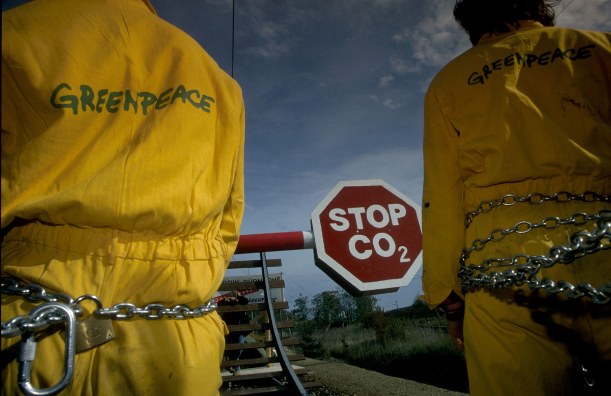 Climate Action Duernrohr Coal Station Austria Blockade of railway track into Duernrohr coal-fired power station, Austria. (Greenpeace Changing the World page 160)