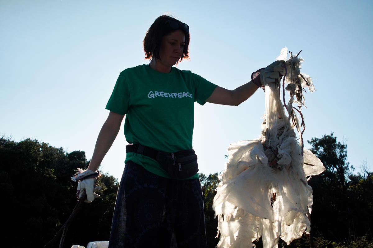 Adriatic Beach Clean-up and Brand Audit in Croatia. © Hrvoje Šimic / Greenpeace