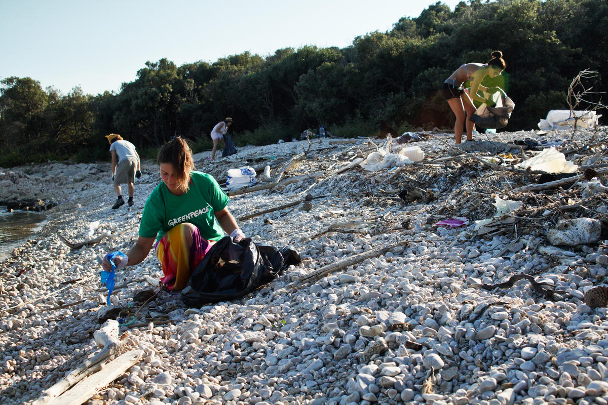 Adriatic Beach Clean-up and Brand Audit in Croatia. © Hrvoje Šimic / Greenpeace