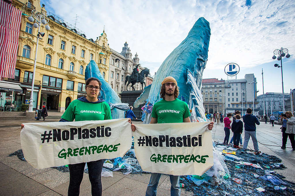 Sculpture of Whales in the Center of Zagreb. © Nevio Smajic / Greenpeace Sculpture of Whales in the Center of Zagreb. © Nevio Smajic / Greenpeace