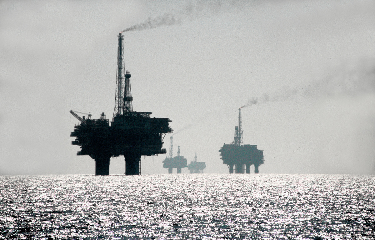 Oil Rig in Brent Oil Field in North Sea. © Karsten Smid / Greenpeace