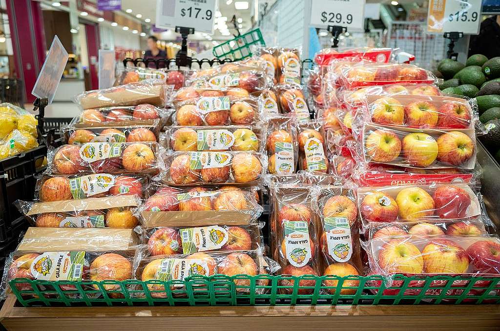 ‘Unwrap Our Grocery’ Photo opp in Hong Kong Supermarkets. © Patrick Cho / Greenpeace ‘Unwrap Our Grocery’ Photo opp in Hong Kong Supermarkets. © Patrick Cho / Greenpeace