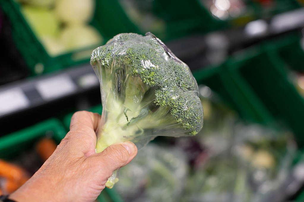 Fruit and Vegetables Plastic Packaging. © Steve Morgan / Greenpeace Fruit and Vegetables Plastic Packaging. © Steve Morgan / Greenpeace