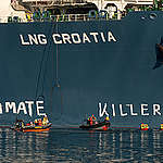 Aktivisti Greenpeacea CEE natpisom na LNG terminalu prosvjedovali protiv fosilnog plina