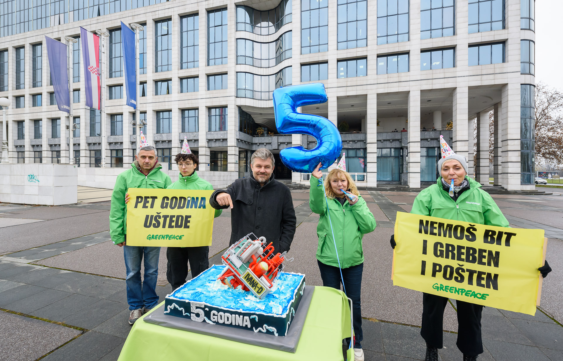 Dario Juričan i Greenpeace donijeli Ini tortu za petu obljetnicu potonuća plinske platforme