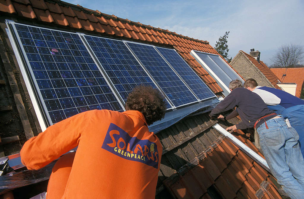 Greenpeace installs Solar Panel. © Ben Deiman