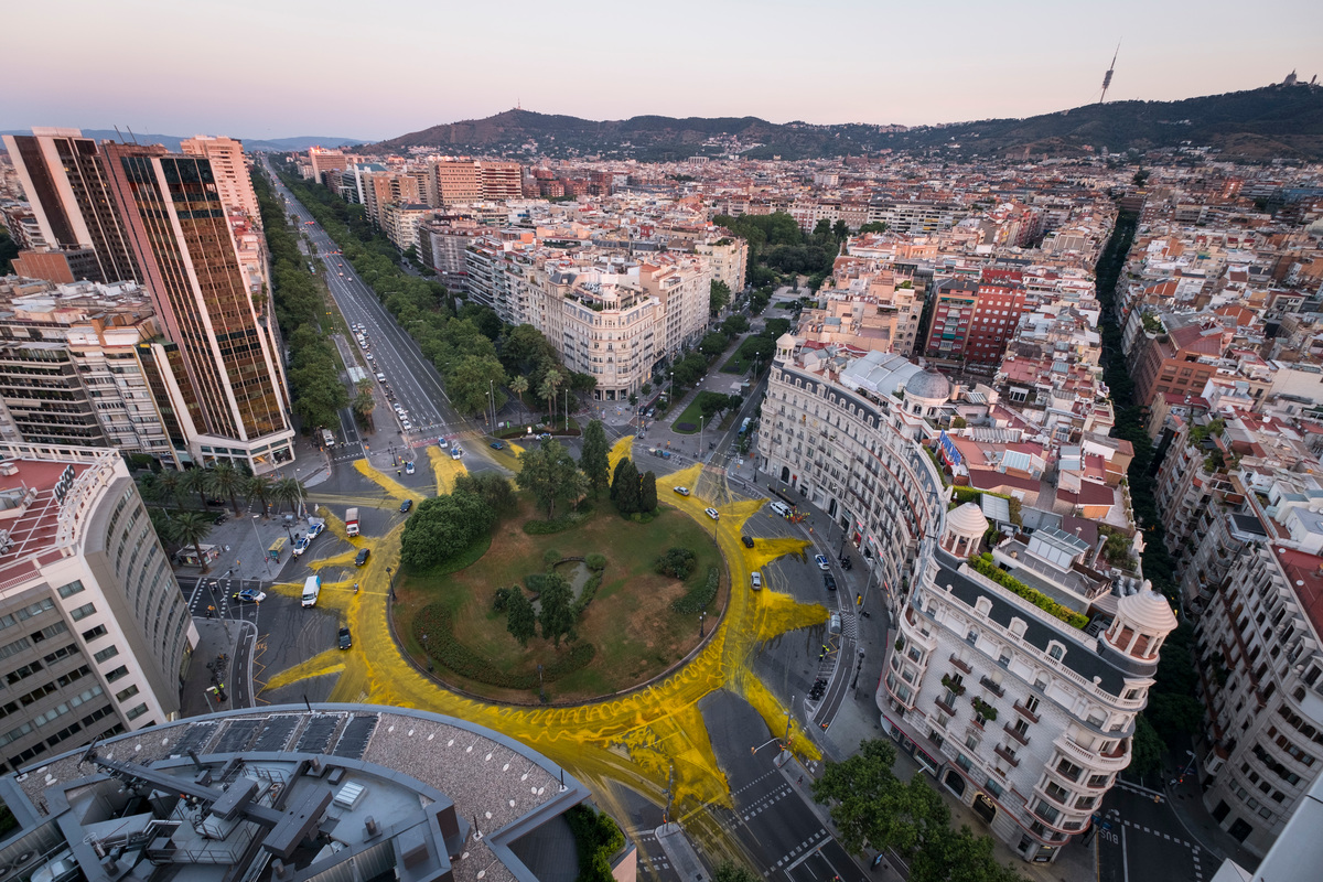 Slunce na kruhovém objezdu v Barceloně.