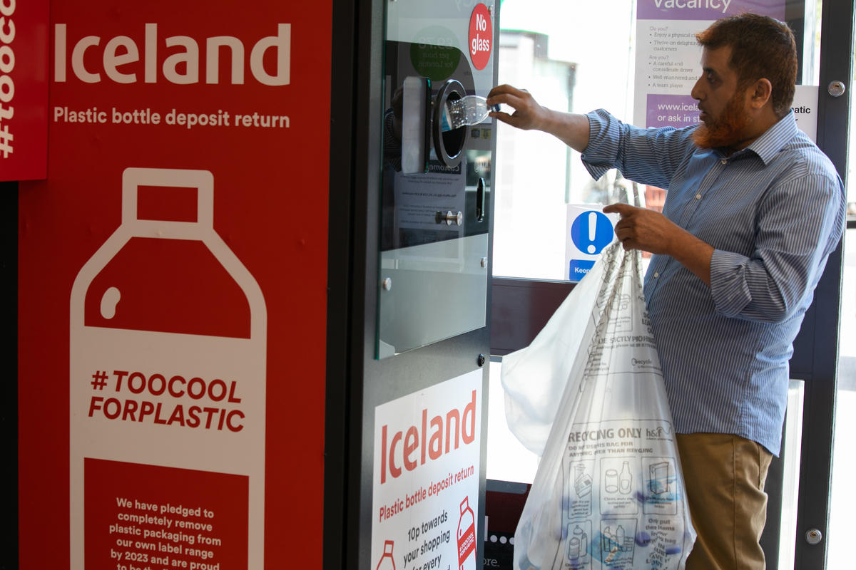 Plastic Bottle Return Trial, London. © Kristian Buus / Greenpeace