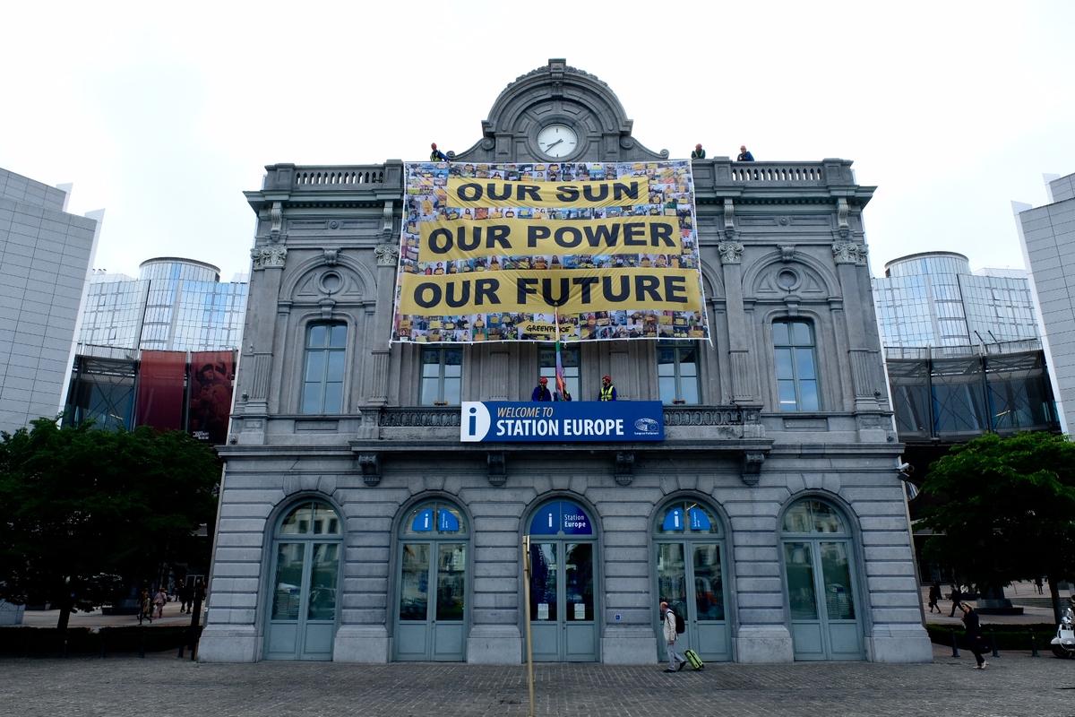 Solar Array at European Parliament in Brussels. © Tim Dirven / Greenpeace