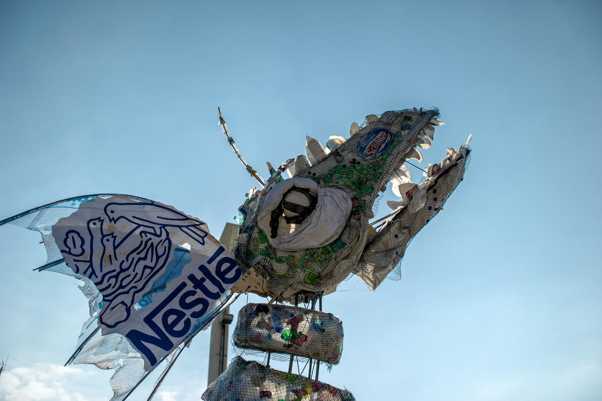 Plastic Monster Tour Walk in Lausanne. © Gustave Deghilage / Greenpeace