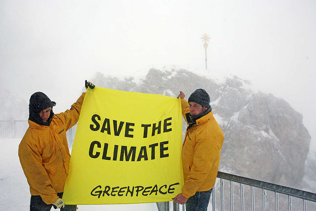 Climate Projection in Zugspitze. © Greenpeace / Jens Küsters Climate Projection in Zugspitze. © Greenpeace / Jens Küsters