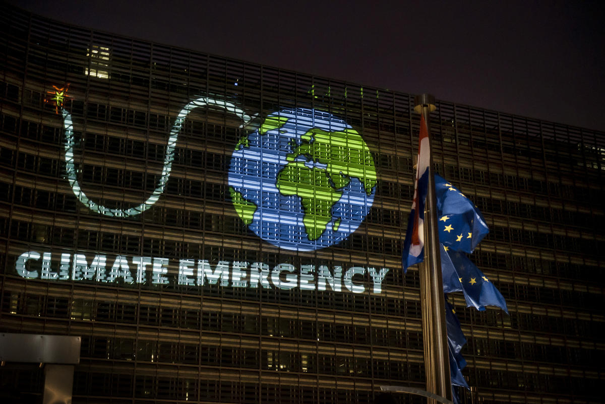 Projection for Climate Emergency at EU Commission in Brussels. © Eric De Mildt / Greenpeace